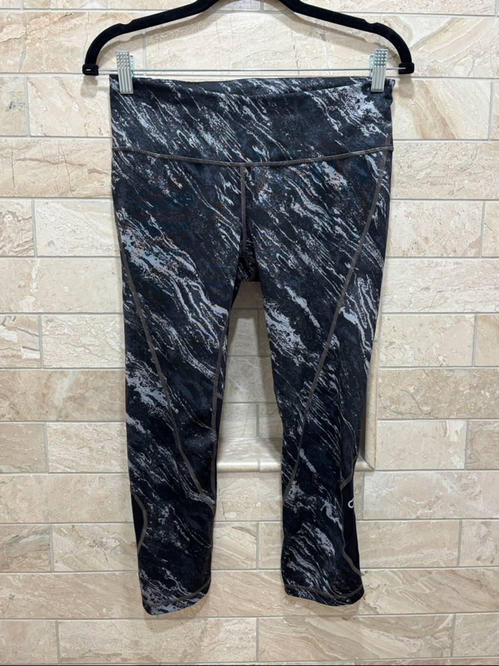 GAP Black and Gray Marble-Print Cropped Leggings